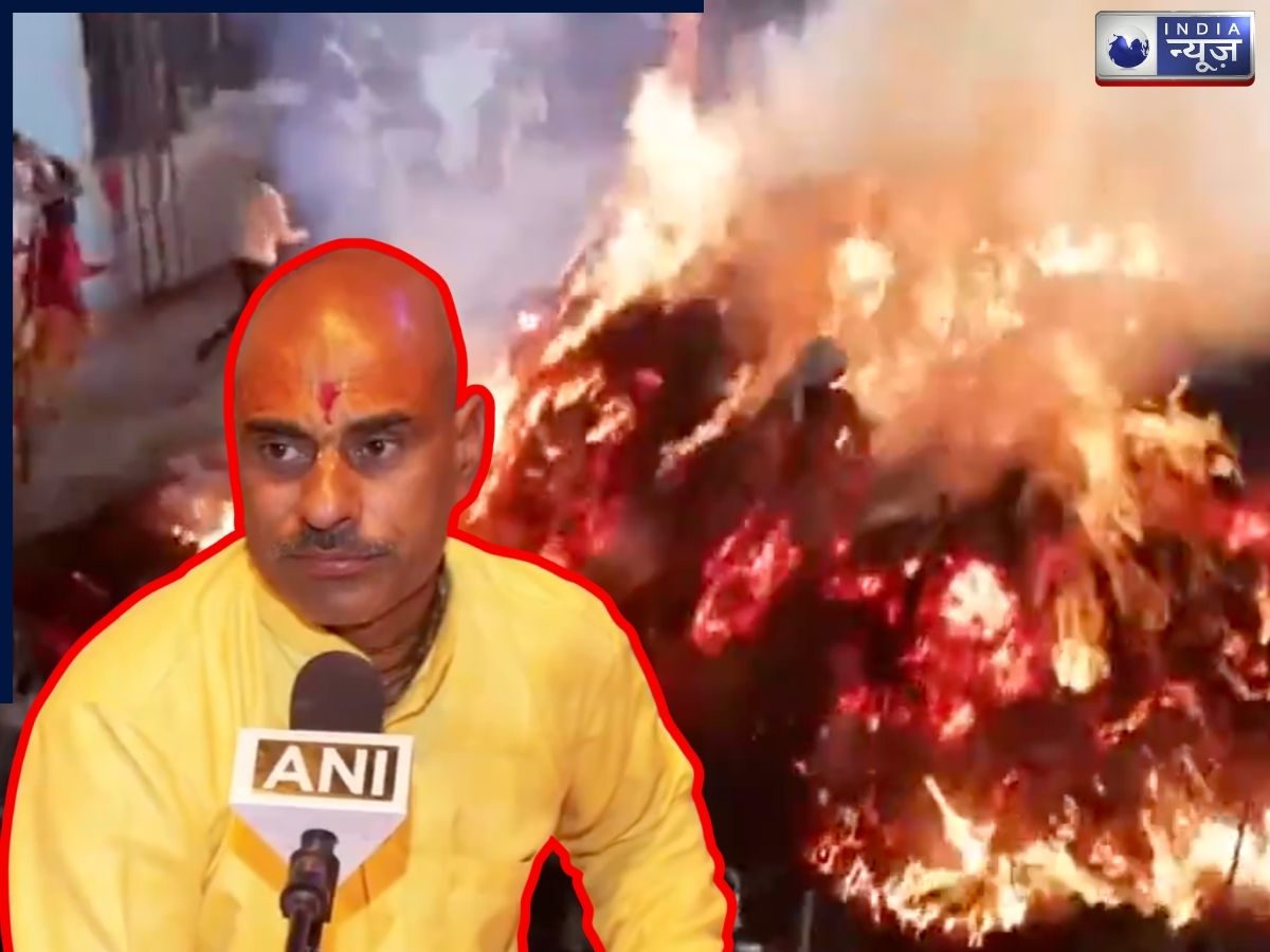 Video: होलिका दहन की धधकती आग, उठती लपटों पर बिना डरे चलता शख्स; मथुरा की ये परंपरा कर देगी हैरान