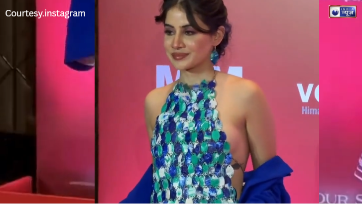 पिघले हुए प्लास्टिक से ढका बदन, Urfi Javed ने ‘बैकलेस लीफ़’ ड्रेस पहनकर पार की बोल्डनेस की हदें, वायरल हुआ वीडियो!