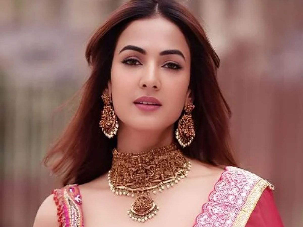 Sonal Chauhan, stranded in Dubai amid the Iran-Israel conflict, seeks help. - Photo Gallery