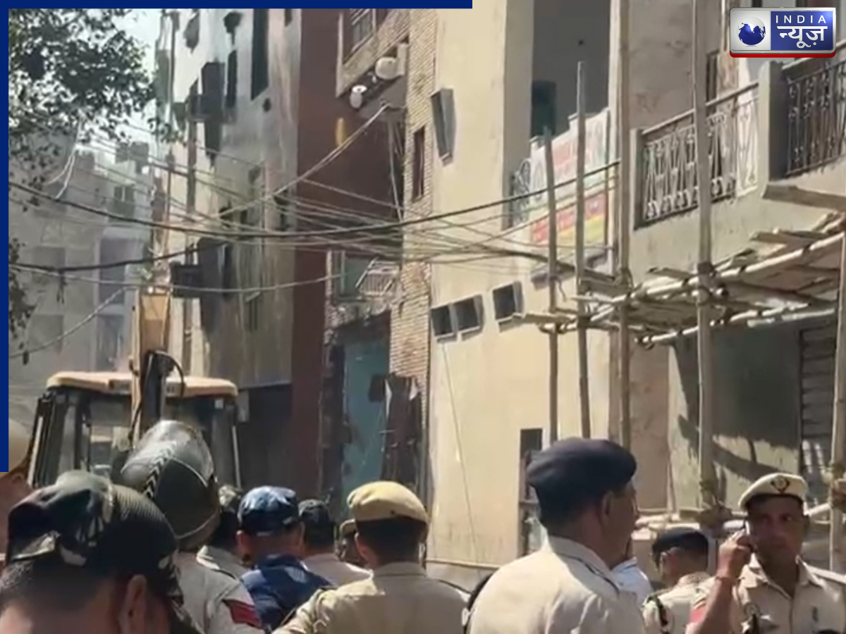 यूपी के तर्ज पर दिल्ली में बुलडोजर एक्शन, उत्तम नगर तरुण मर्डर केस में सीएम रेखा गुप्ता की चेतावनी के बाद आरोपी के घर कार्रवाई