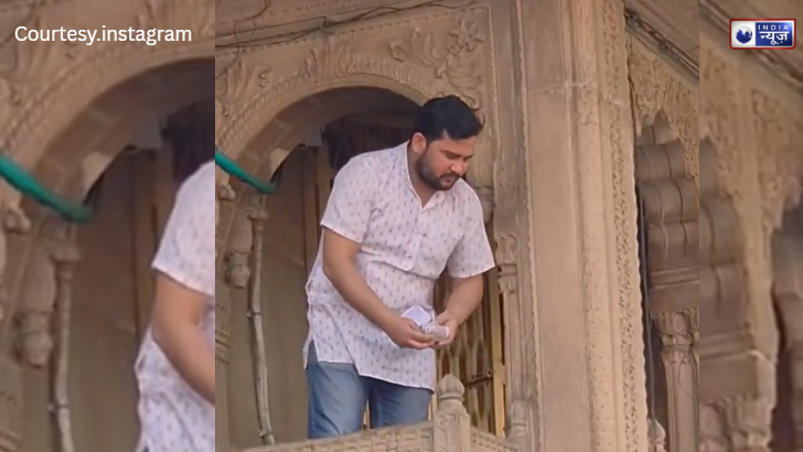 वृंदावन के बांके बिहारी मंदिर में नोटों की गड्डी छीनकर ले भागा बंदर, फिर क्या हुआ? देखें वीडियो