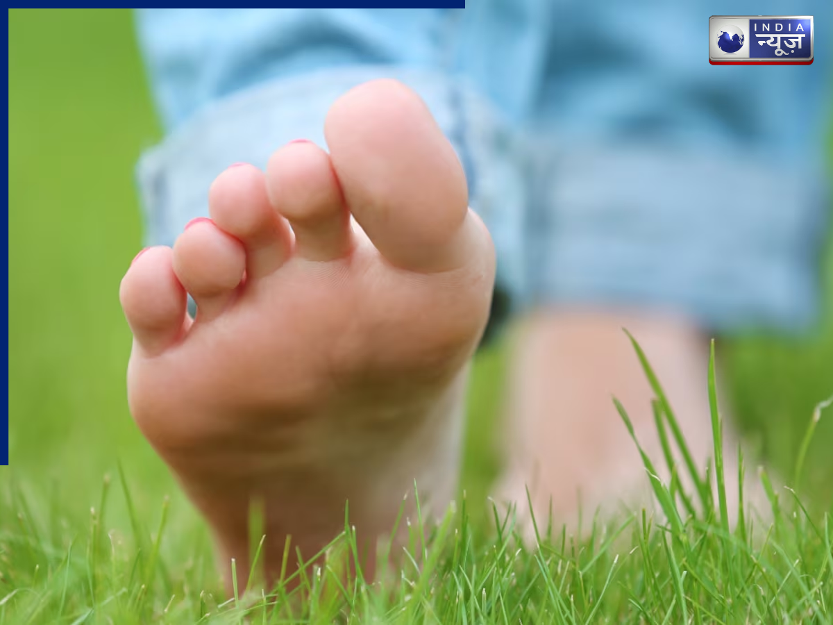 walking barefoot on grass - Photo Gallery