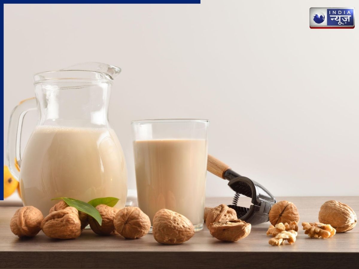Walnut Milk: अखरोट का दूध पीने से क्या होता है? यह किन गंभीर बीमारियों का खतरा कम करता है, क्या हैं इसके फायदे?