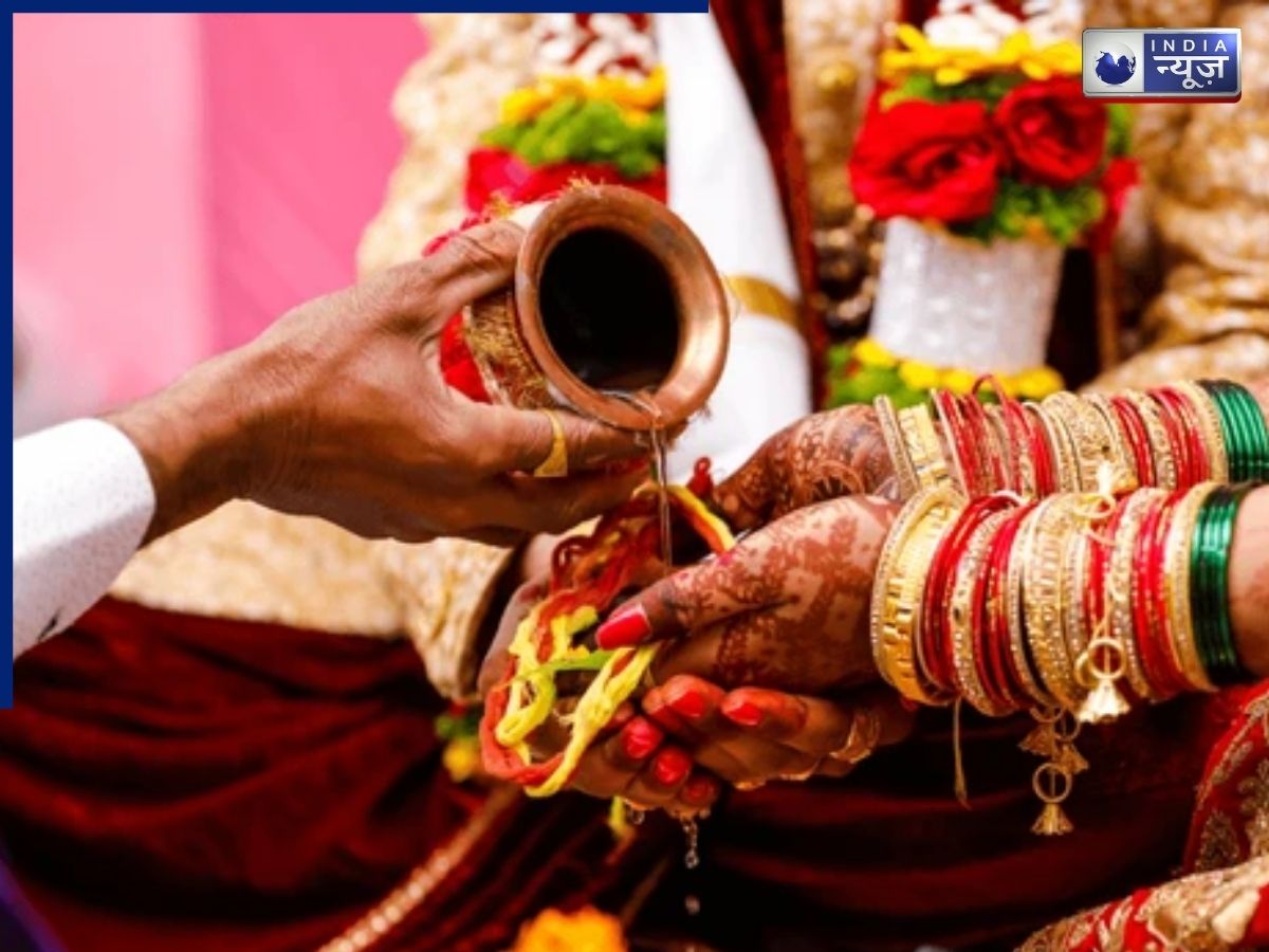 Viral Video: शादी में बवाल! फूलों से चिढ़े पंडित जी, फेरों के बीच खोया आपा