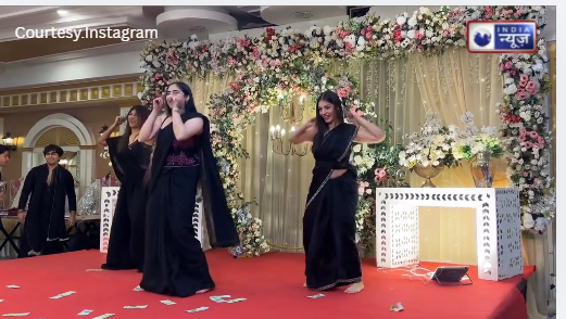 बारातियों के उड़े होश! जब दो लड़कियों ने साड़ी पहनकर फिल्मी गानों पर किया जबरदस्त डांस!