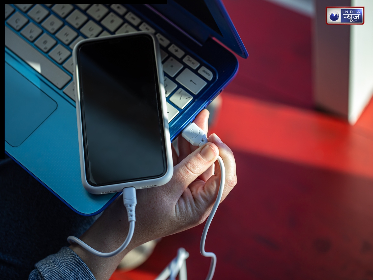 क्या आप भी करते हैं Smartphone को Laptop से चार्ज? झेलने पड़ सकते हैं कुछ भारी नुकसान, पढ़ें डिटेल