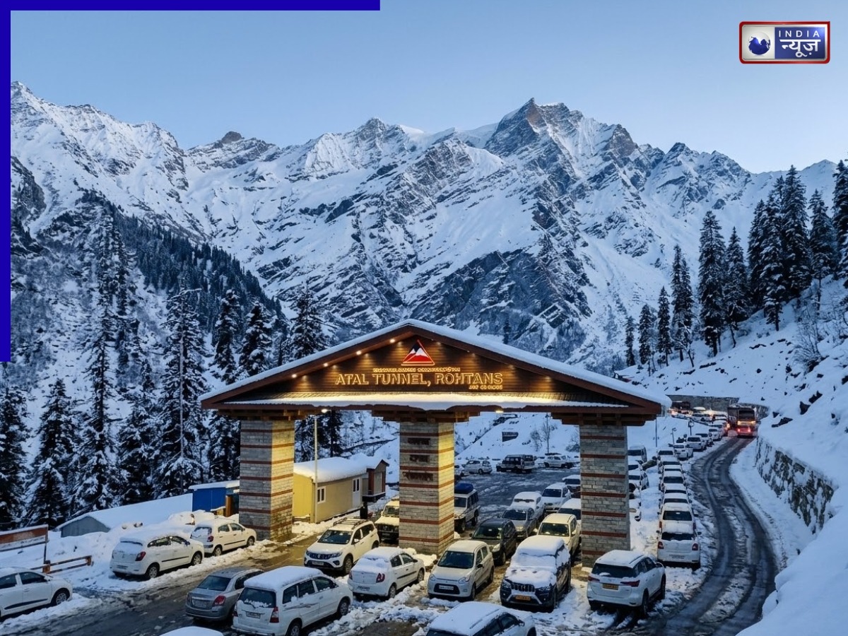 रोहतांग में हुई अचानक बर्फबारी, अटल टनल में फंस गए 1000 से ज्यादा वाहन, जिला प्रशासन ने चलाया रेस्क्यू ऑपरेशन