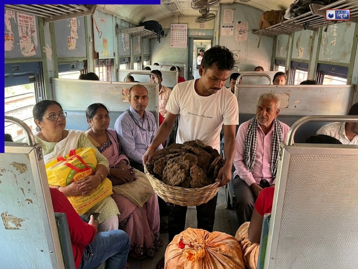 गैस किल्लत के बीच ट्रेन में बेचे उपले, कहा, ‘खरीद लो भाई, शाम को चूल्हा जलाना’…, वीडियो वायरल