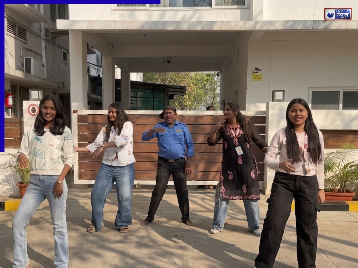 gen Z लड़कियों के साथ सिक्योरिटी गार्ड ने लगाए ठुमके, लोगों ने कहा, ‘आप तो छा गए…’, वीडियो वायरल