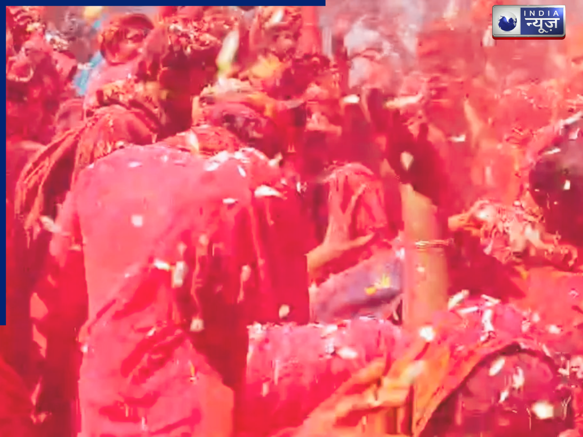 वृंदावन में विधवा माताओं ने तोड़ी परंपराओं की बेड़ियां, गोपीनाथ मंदिर में जमकर खेली होली, वीडियो वायरल