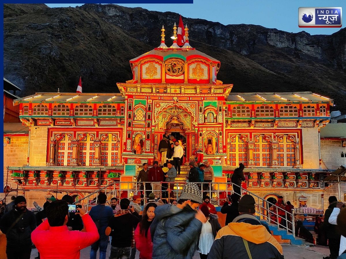 Millions of people travel - Photo Gallery