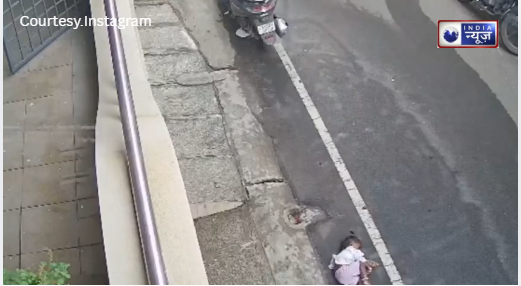 बच्चों पर रखें पैनी नजर! छत से नीचे गिरी 2 साल की मासूम बच्ची, रो-रोकर हुआ मां-बाप का बुरा हाल, देखें वीडियो!