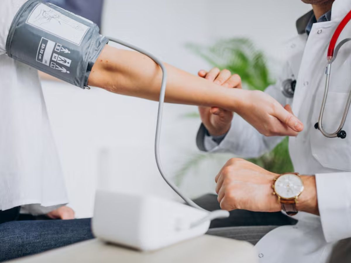 Normal Blood Pressure: 50 साल की उम्र में कितना होना चाहिए बीपी? इससे कम होने पर हो सकता है ये बड़ा खतरा