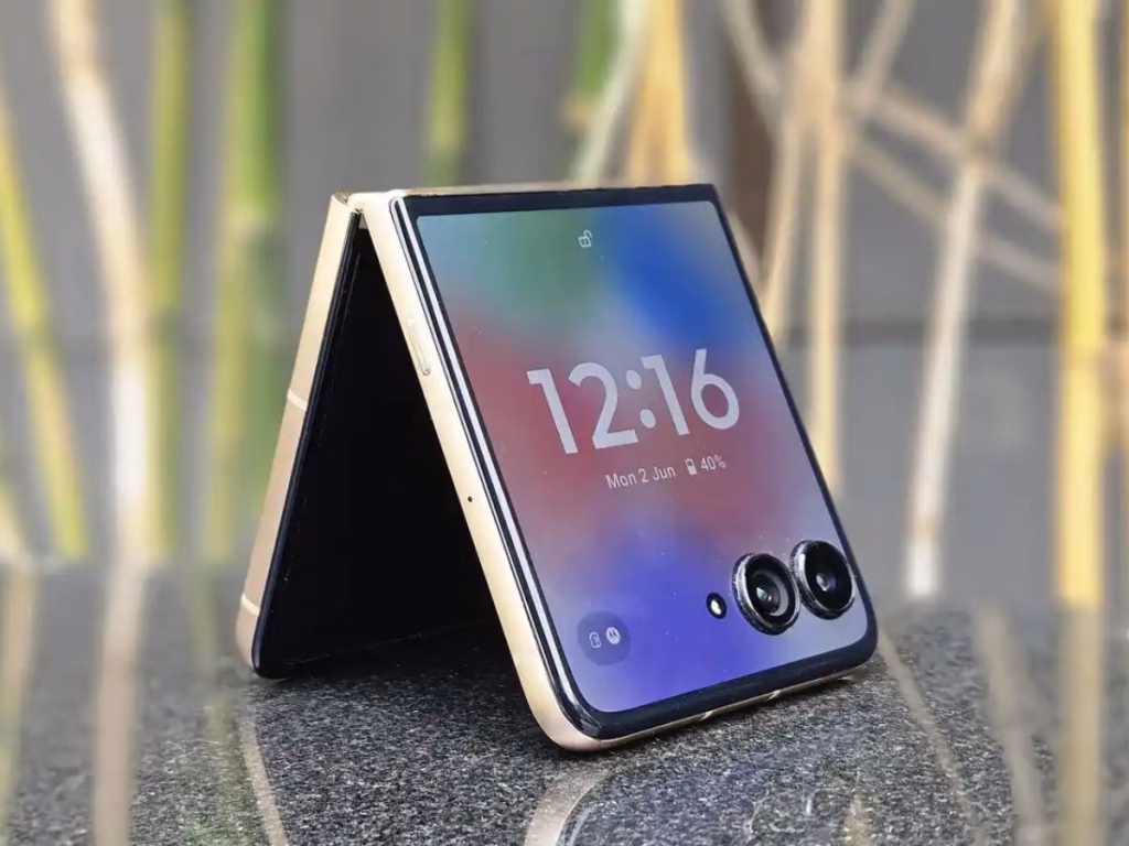 Flagship-level power in a flip phone - Photo Gallery