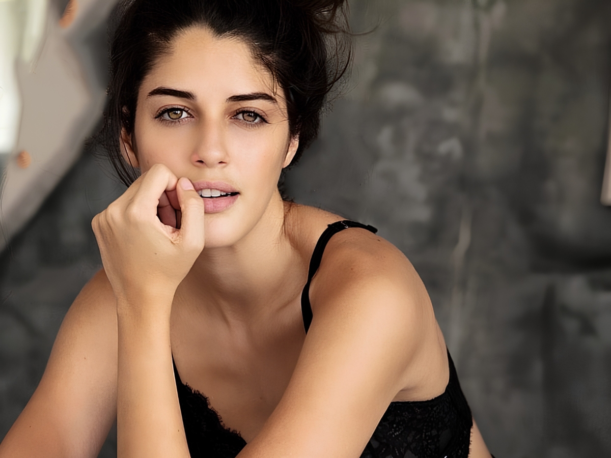 Actress Izabelle Leite films - Photo Gallery