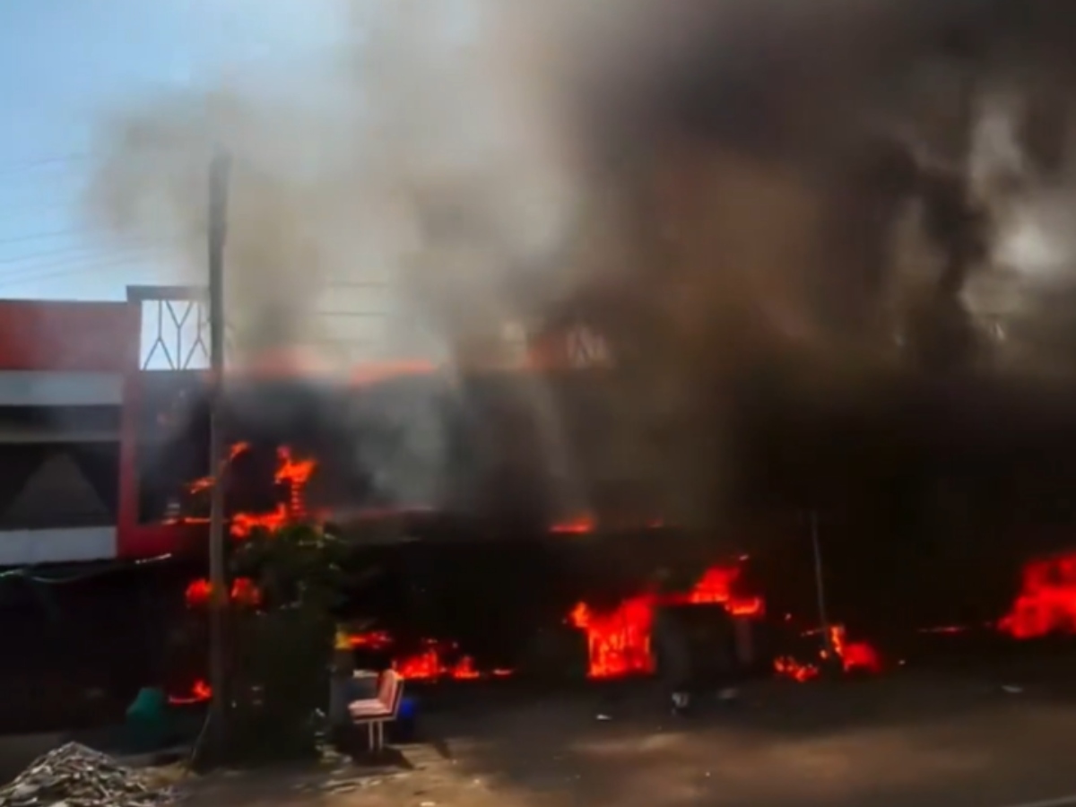 Ahmedabad Violence: अहमदाबाद में दो समुदायों के बीच हिंसा, युवक की हत्या के बाद भीड़ ने कई दुकानों में लगाई आग, SIT गठित