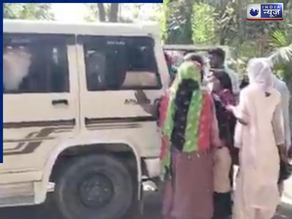 UP: अमेठी में बड़ा सड़क हादसा, देवा मेले से लौट रहे परिवार की बोलेरो पलटी, 13 घायल; 3 की हालत गंभीर