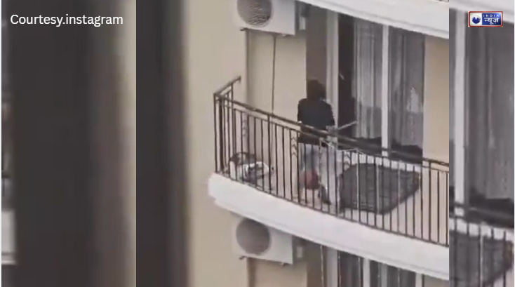 नोएडा में हर रात बालकनी पर रोता है बेकसूर कुत्ता, हिंसा और डर के साये में जीने को मजबूर मासूम जानवर, वीडियो वायरल!