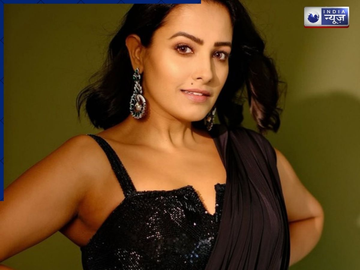 Anita Hassanandani's Deep-Neck Blouse Designs - Photo Gallery