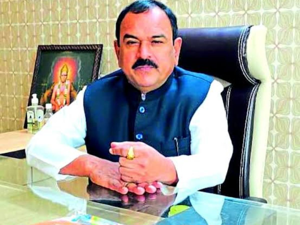 Ashok Kharat Net Worth: नोटों के बिस्तर पर सोता है Ashok Kharat! ऑफिस के कमरे में घिनौना काम करने वाले की जानें धन-संपत्ति