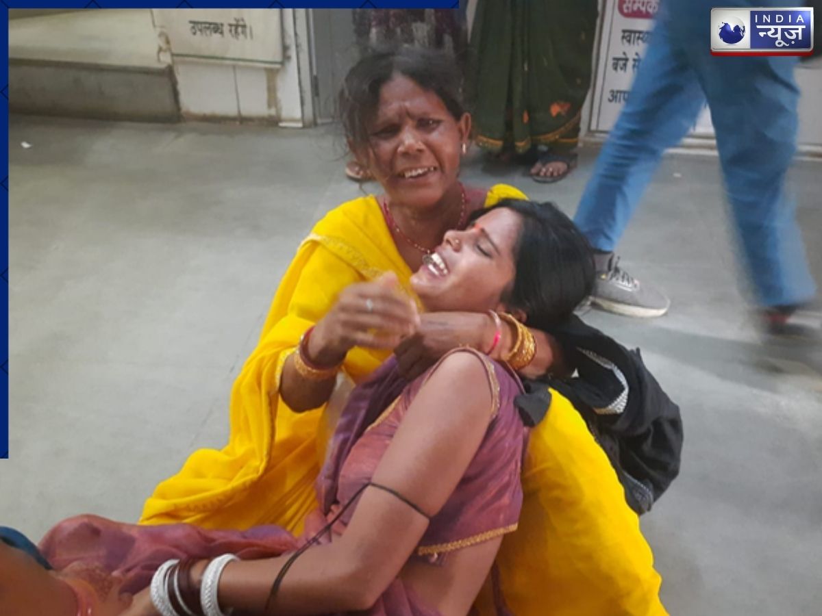 Bike Accident: सिस्टम की लापरवाही ने ली जान! सड़क के गड्ढे की वजह से हुआ दर्दनाक हादसा, महिला की मौत