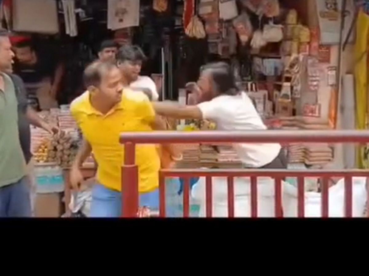 Ayodhya Viral Video: अयोध्या में मामूली कहासुनी ने लिया हिंसक रूप, सड़क पर चले लात-घूंसे और लाठियां, वीडियो वायरल