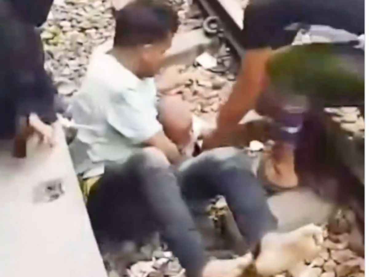 कलेजा दहला देने वाला पल! ट्रैक पर गिरा मासूम, पिता ने अपनी जान की परवाह किए बिना खुद को बना लिया ढाल, ऊपर से गुजर गई ट्रेन