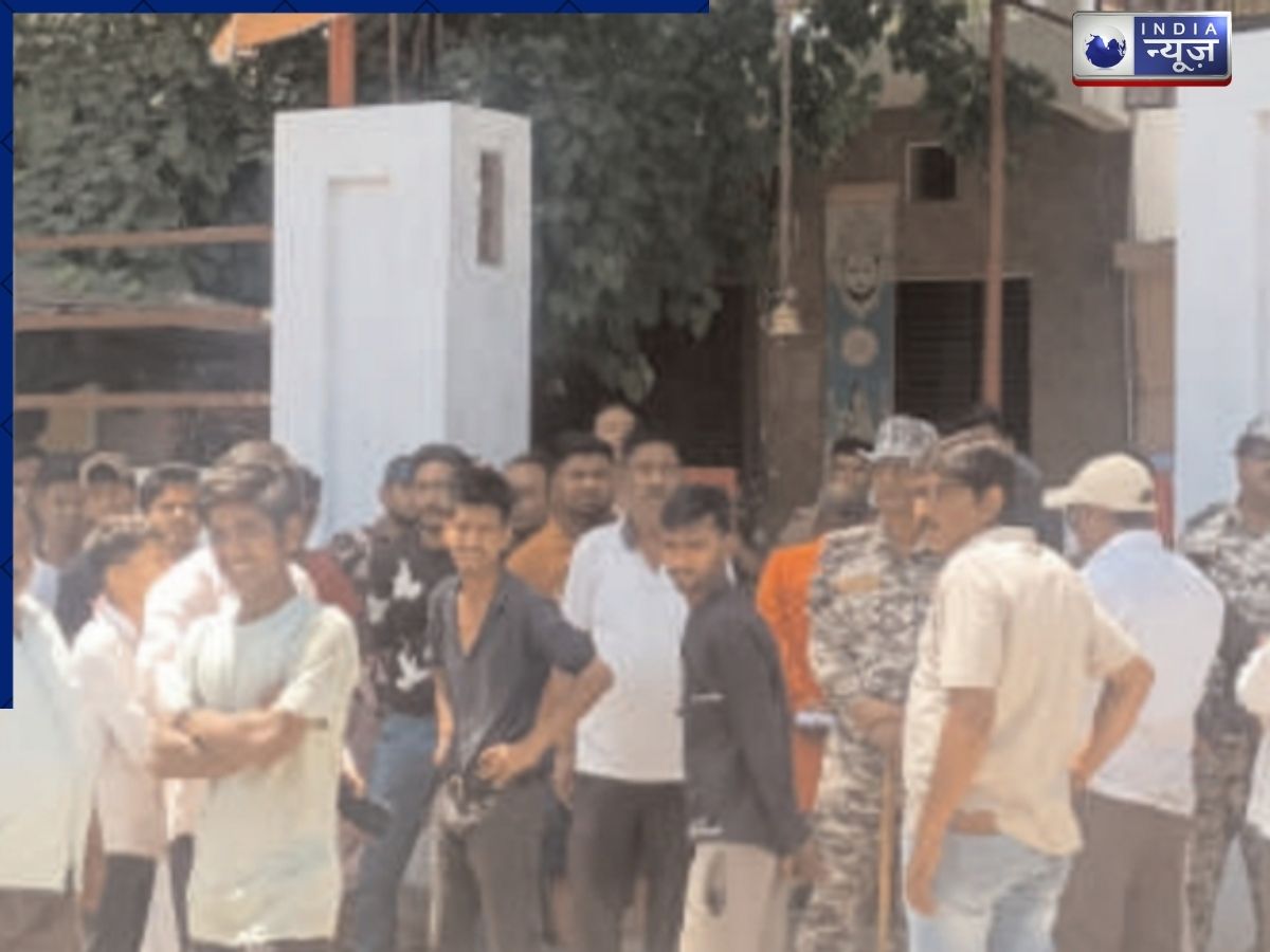 UP: बरेली में शिव मंदिर की दीवार पर बुलडोजर चलाने पहुंची नगर निगम टीम, लोगों का विरोध, फिर क्या हुआ?