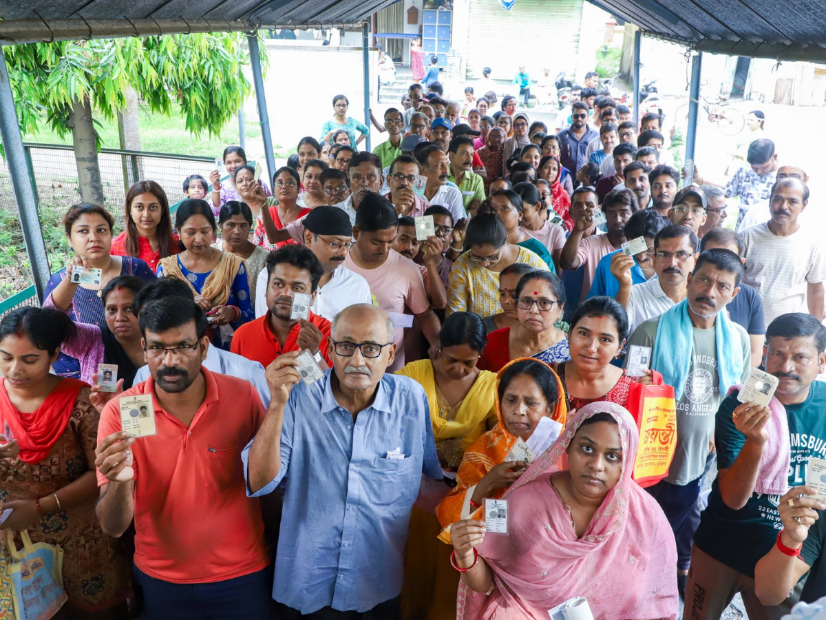 प. बंगाल में दिखा चुनावी तेवर! वोटर्स में उत्साह, पहले चरण में हुआ 89.93% मतदान, कहीं हुई मारपीट तो कहीं रही शांति