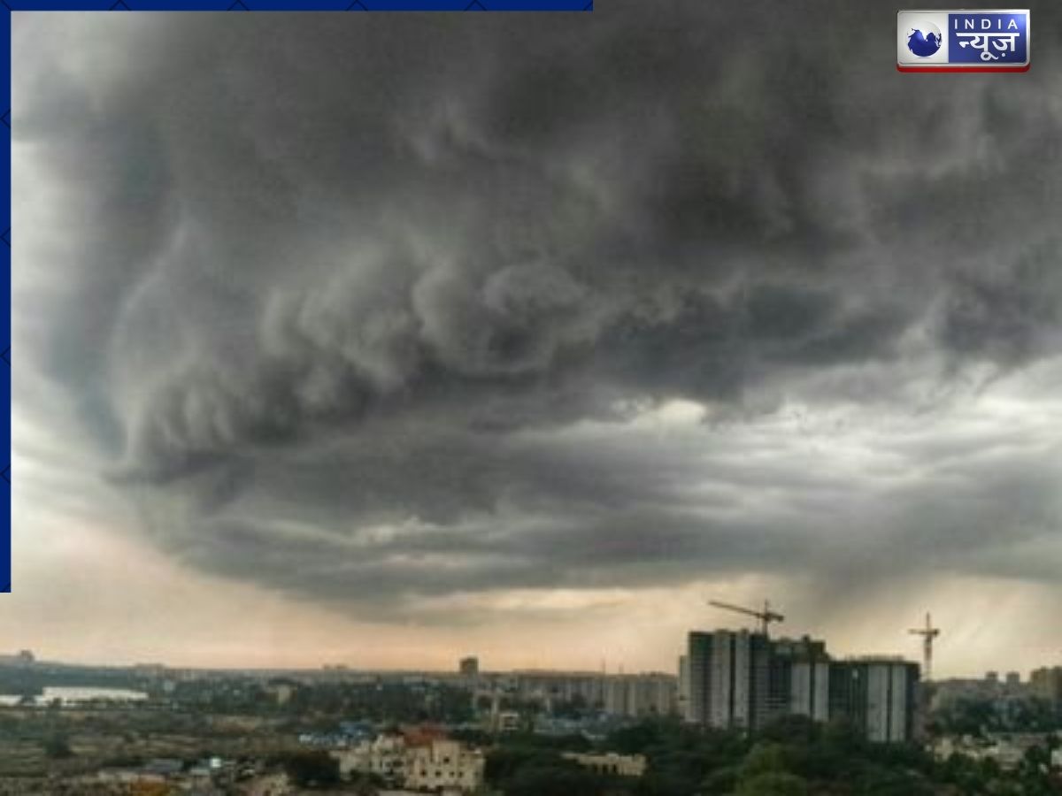 Bengluru Weather: भीषण गर्मी के बीच ओलों की चादर से ढकीं बेंगलुरु की सड़कें, अगले 3 घंटे शहर के लिए भारी!
