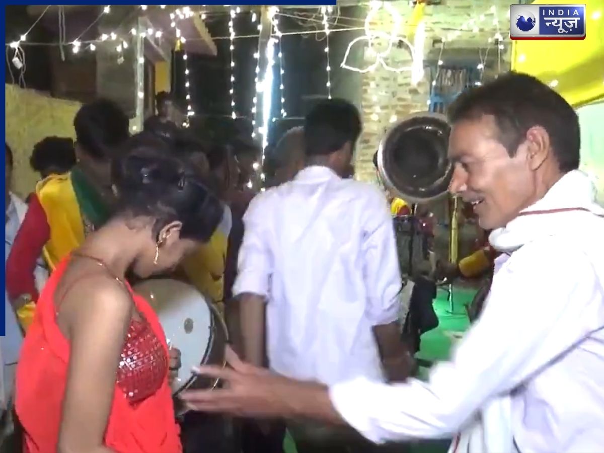 Viral Video: बिहार में शख्स की गंदी हरकत, लड़की के कंधों पर हाथ रखता, गले से लगाया, फिर छाती को… भड़के लोग