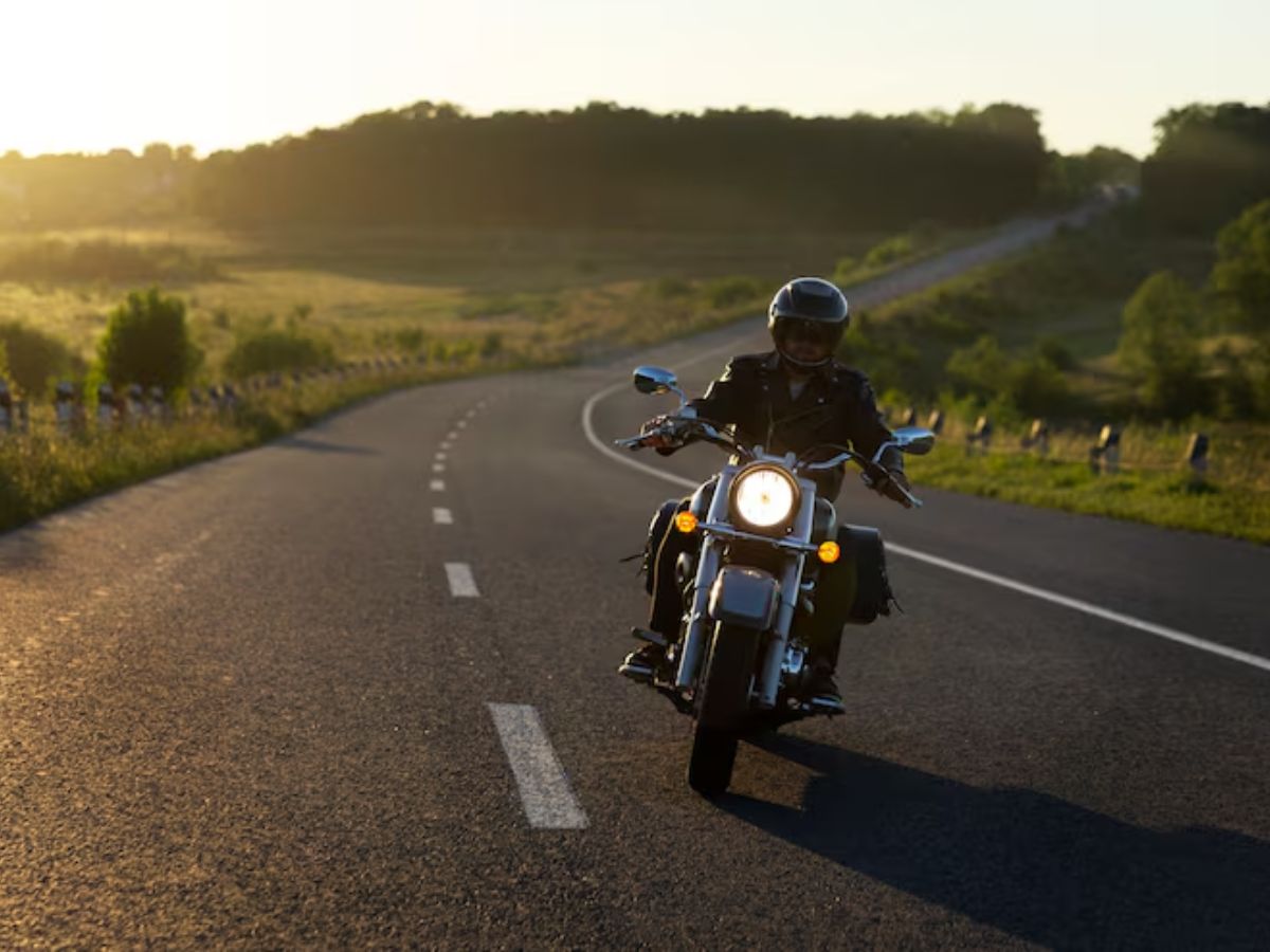 झुलसाती गर्मी में घंटों बाइक चलाते हैं? ये 7 जबरदस्त टिप्स नहीं अपनाए तो सेहत का होगा भारी नुकसान!