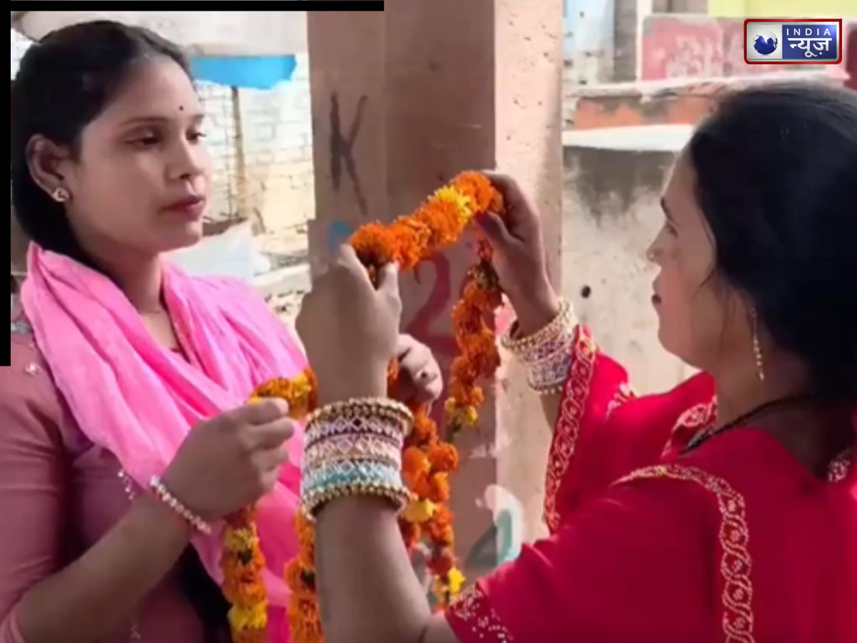 प्यार की नई मिसाल! कुंवारी युवती पर फिदा हुई शादीशुदा औरत, मंदिर में लिए सात फेरे