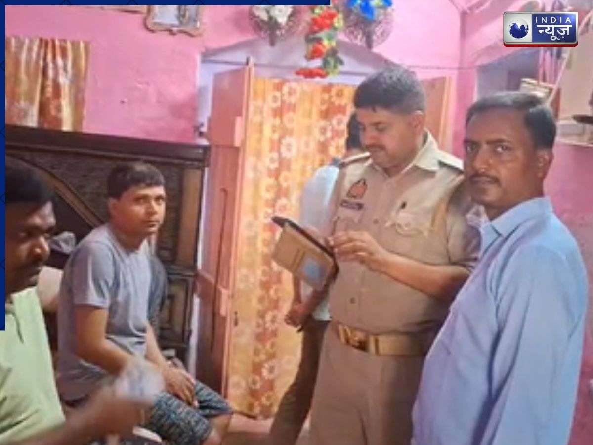 Theft News: मुगलसराय में लोको पायलट के घर चोरी, बाइक समेत लाखों के जेवरात ले उड़े चोर, जांच जारी - Photo Gallery