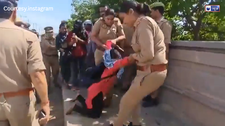 लखनऊ में प्रदर्शनकारी महिलाओं और पुलिस के बीच धक्का-मुक्की, हक़ मांगने पर मिला ‘अपमान’, वीडियो देख भावुक हुआ सोशल मीडिया!