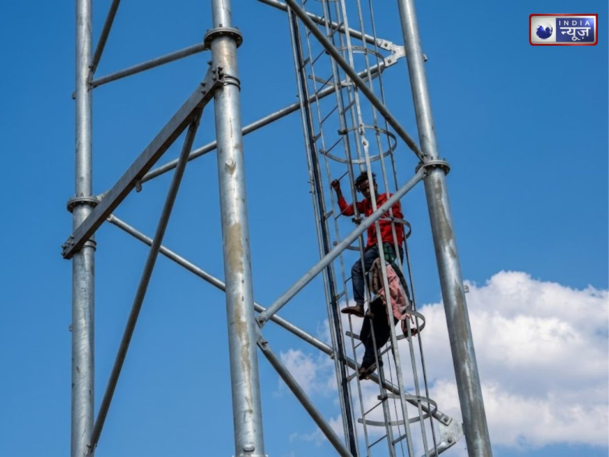 प्रेमी जोड़े का हाई वोल्टेज ड्रामा, 40 मीटर टावर पर चढ़कर रखी ऐसी मांग, बुलानी पड़ी पुलिस