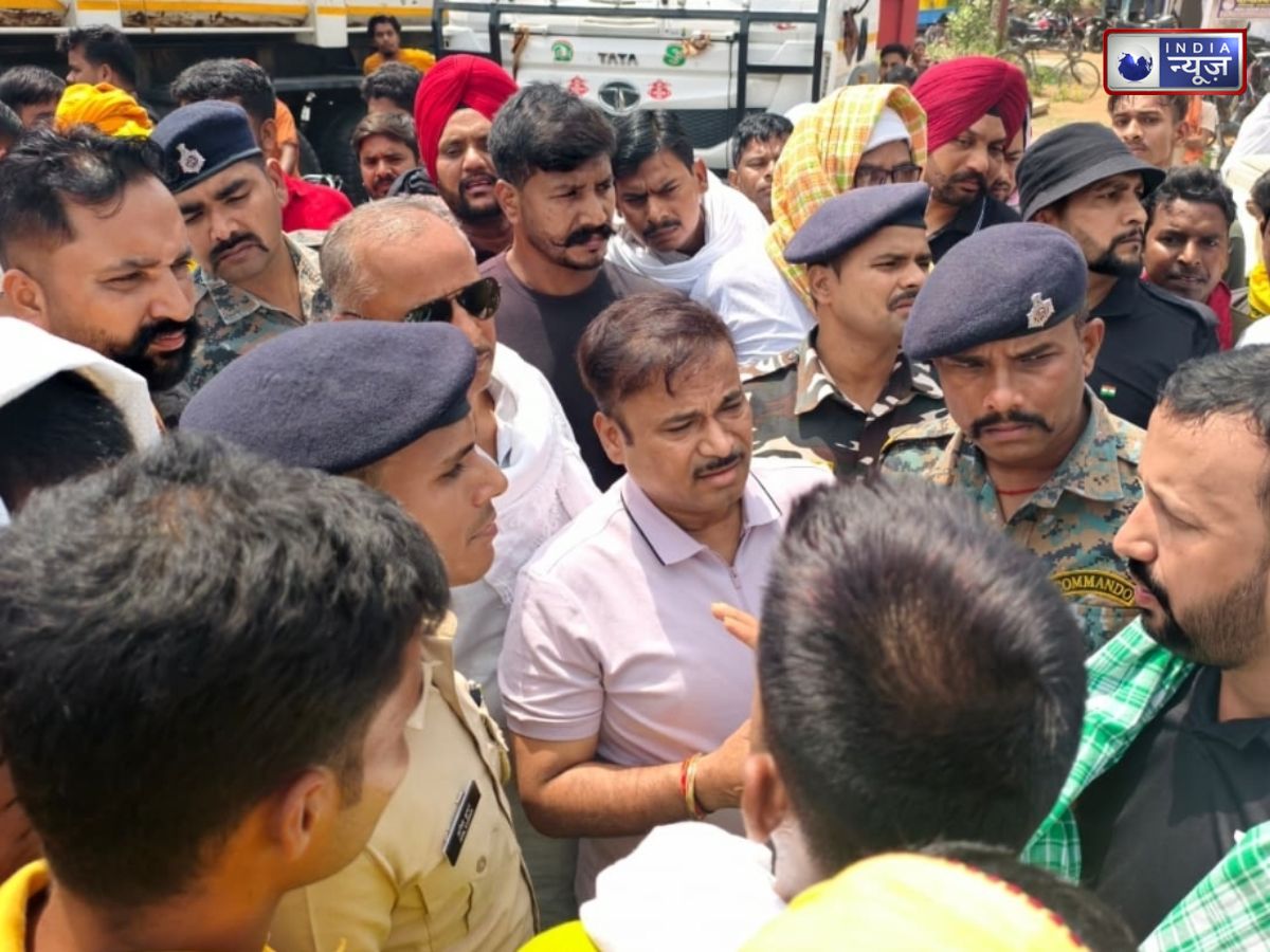 दिनदहाड़े बैंक में डकैती, हथियारबंद बदमाशों ने मचाई दहशत