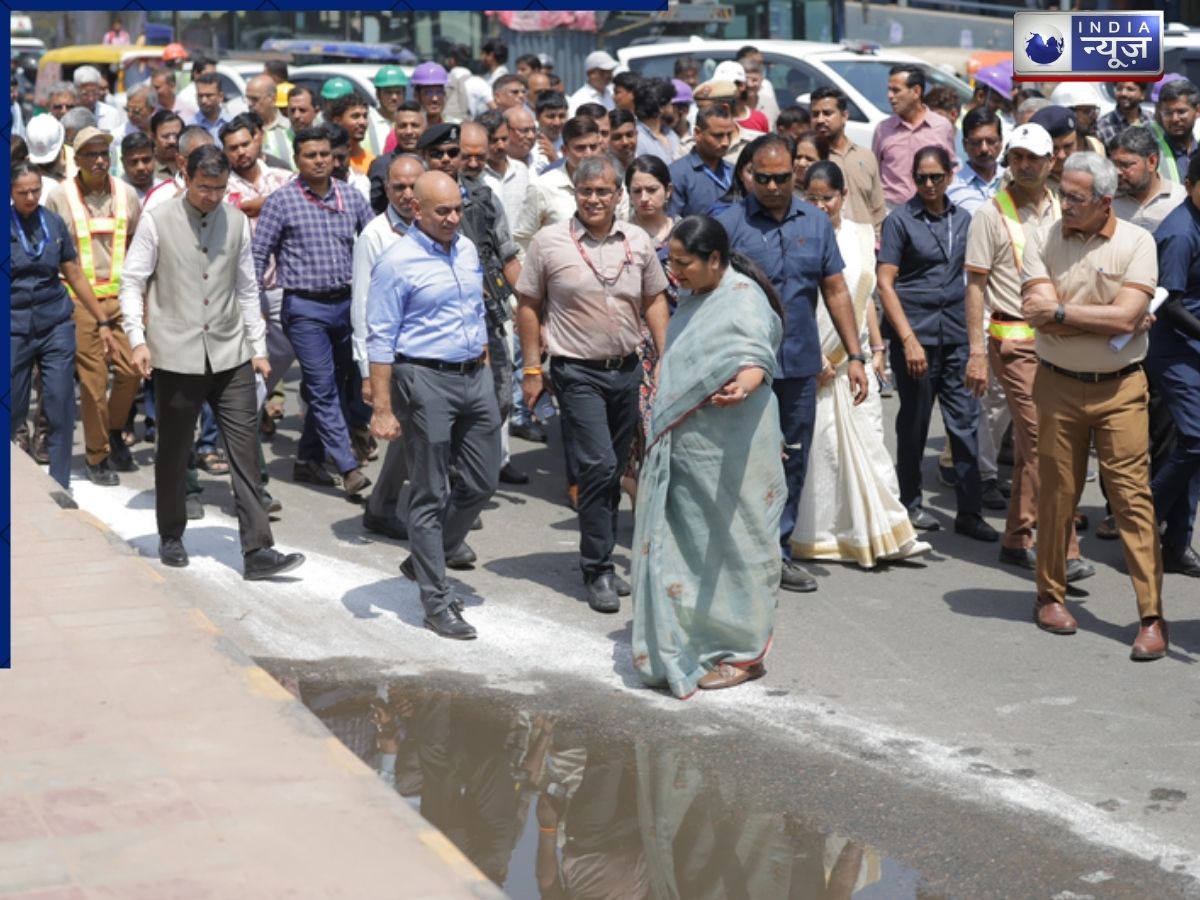 Delhi: विकास के कामों का निरीक्षण करने आजादपुर मंडी पहुंचीं सीएम रेखा गुप्ता, नालों के खुले होने पर अधिकारियों को लगाई फटकार