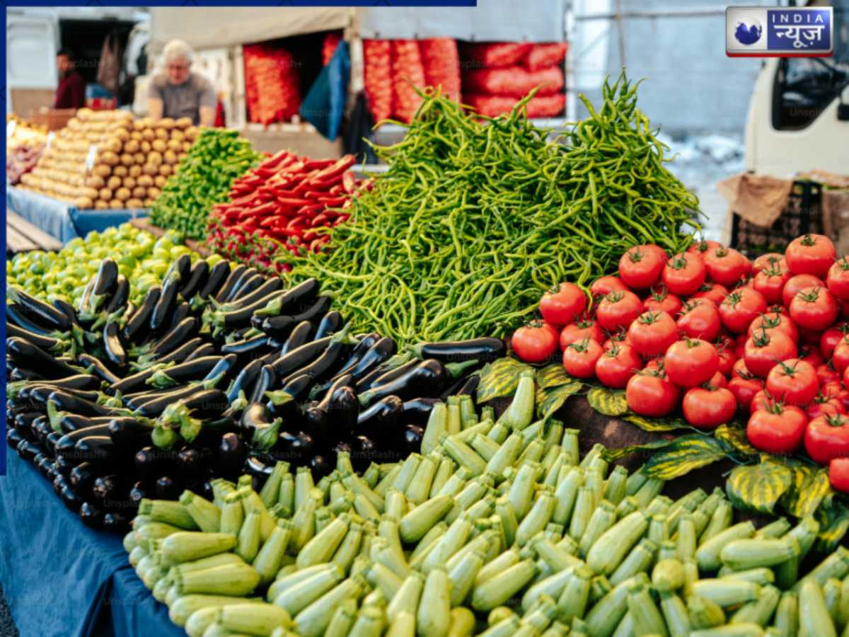 Delhi Vegetable Market Price Today: टमाटर 40 तो प्याज 55 रुपये Kg, दिल्ली के बाजारों में क्या हैं सब्जी के दाम; क्या Blinkit पर मिलेंगी सस्ती?