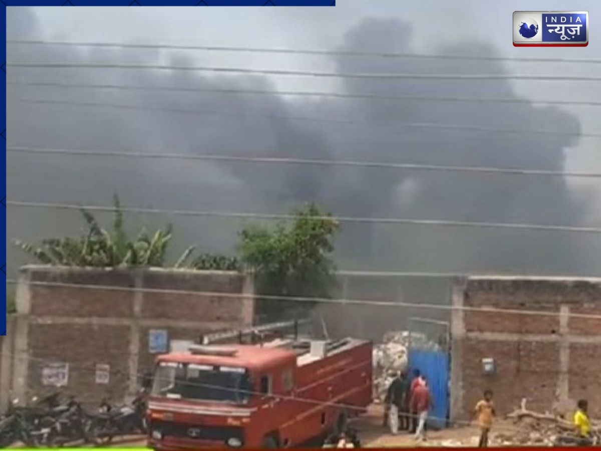 धू-धू कर जला रत्नाबांधा का बर्तन गोदाम, दमकल कर्मियों की कड़ी मशक्कत के बाद बुझी आग, मची अफरा-तफरी!