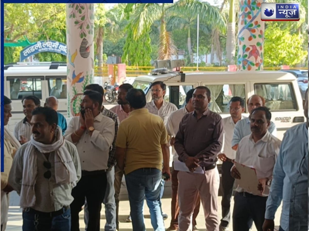 MP: डिंडौरी में 5 माह से वेतन नहीं, मनरेगा कर्मचारियों का फूटा गुस्सा, 4 मई से 5 दिन की सामूहिक हड़ताल की घोषणा