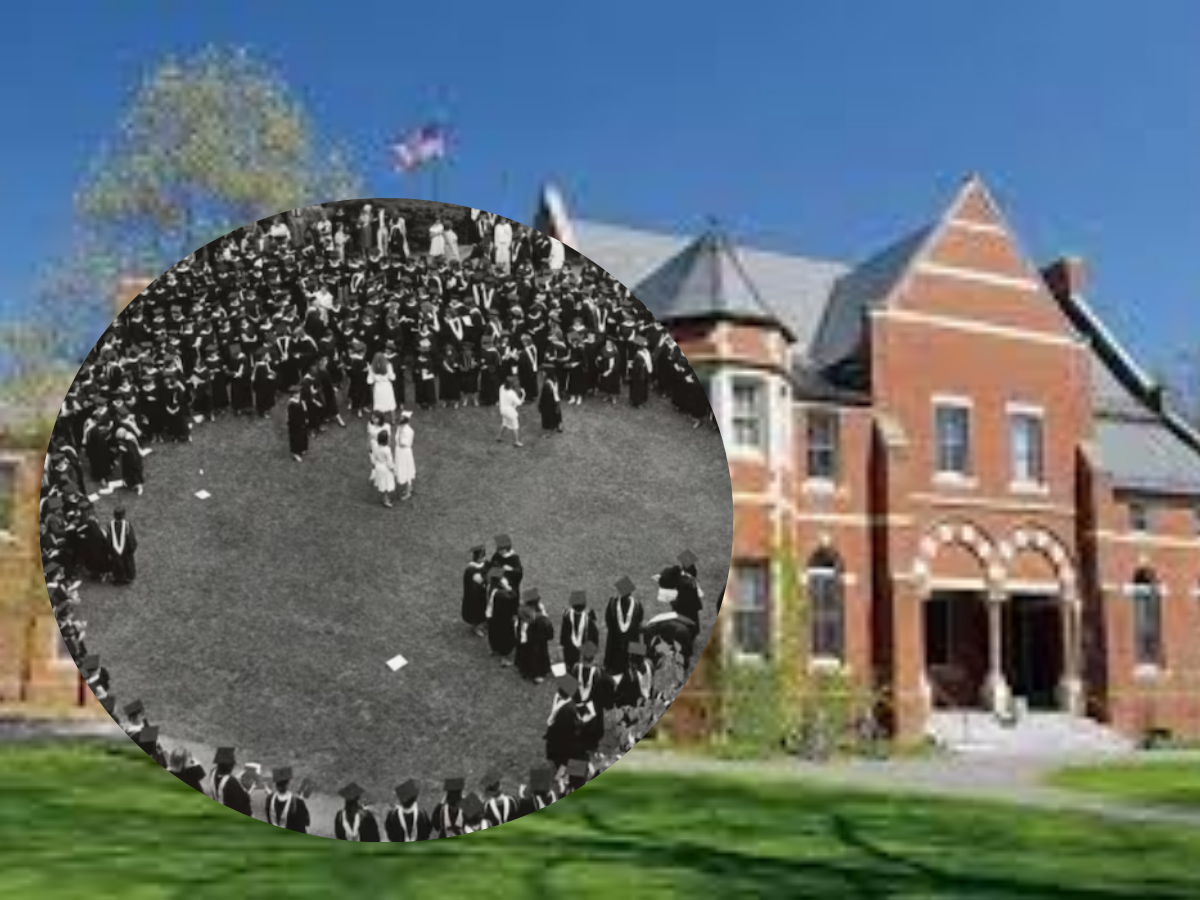 diploma circle on convocation Day - Photo Gallery