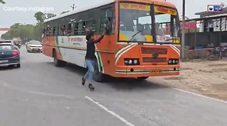 रोडवेज बस की खिड़की से ‘मौत’ का सफर, एक्सीडेंट कर भाग रहे ड्राइवर को रोकने के लिए जान पर खेला शख्स, देखें वीडियो!