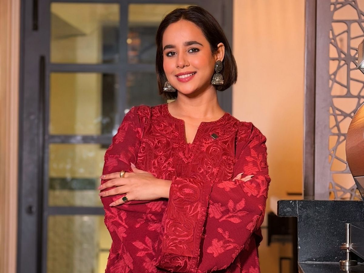 fan remained standing right there for a while - Photo Gallery