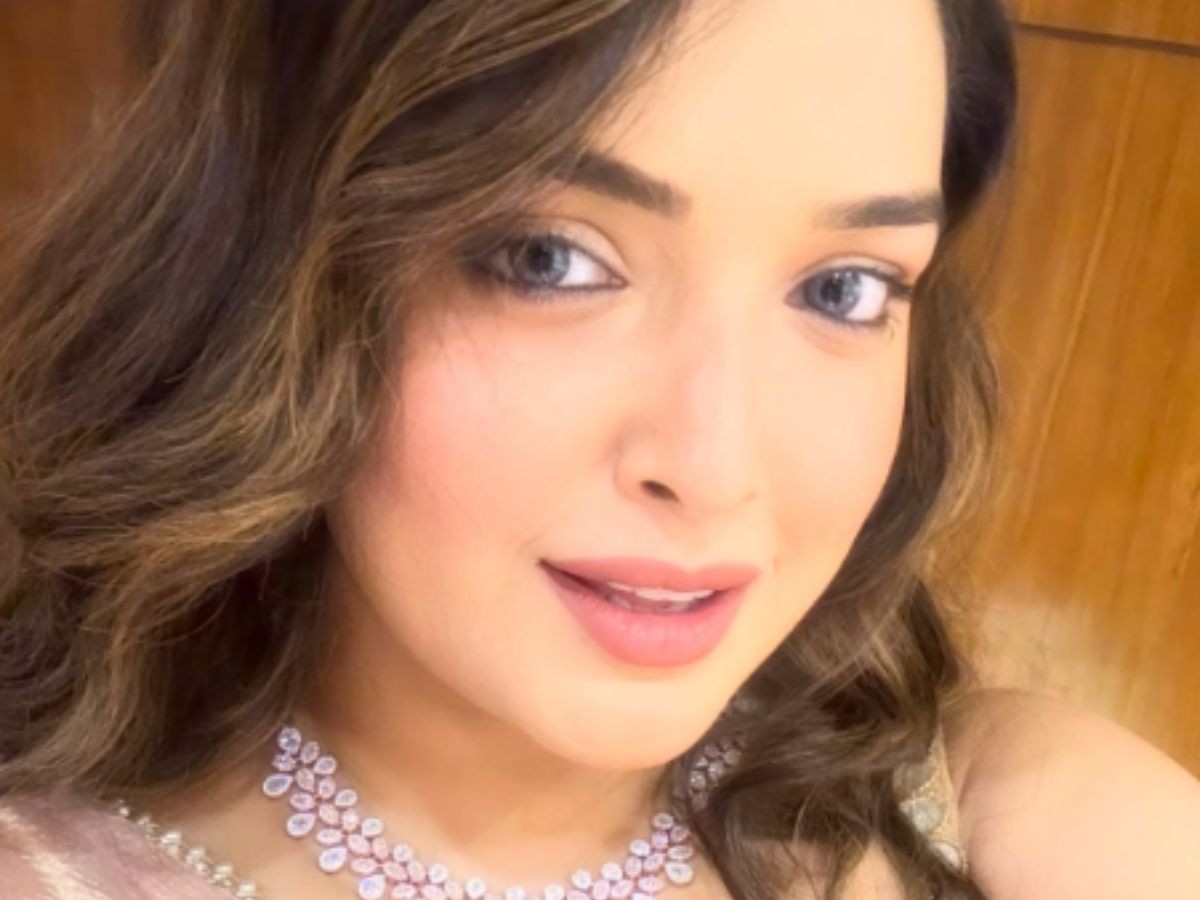 Aamrapali Dubey Looked very beautiful in desi style - Photo Gallery