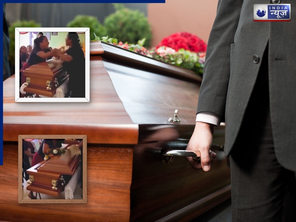 बॉयफ्रेंड की मय्यत पर आपस में भिड़ीं 2 महिलाएं, वजह कर देगा हैरान; देखें वीडियो