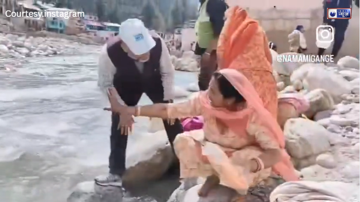 साफ दिख रही गंगा में गंदगी बहाने की जिद, वॉलंटियर की विनती को महिला ने किया अनसुना, वीडियो देख भड़के लोग!