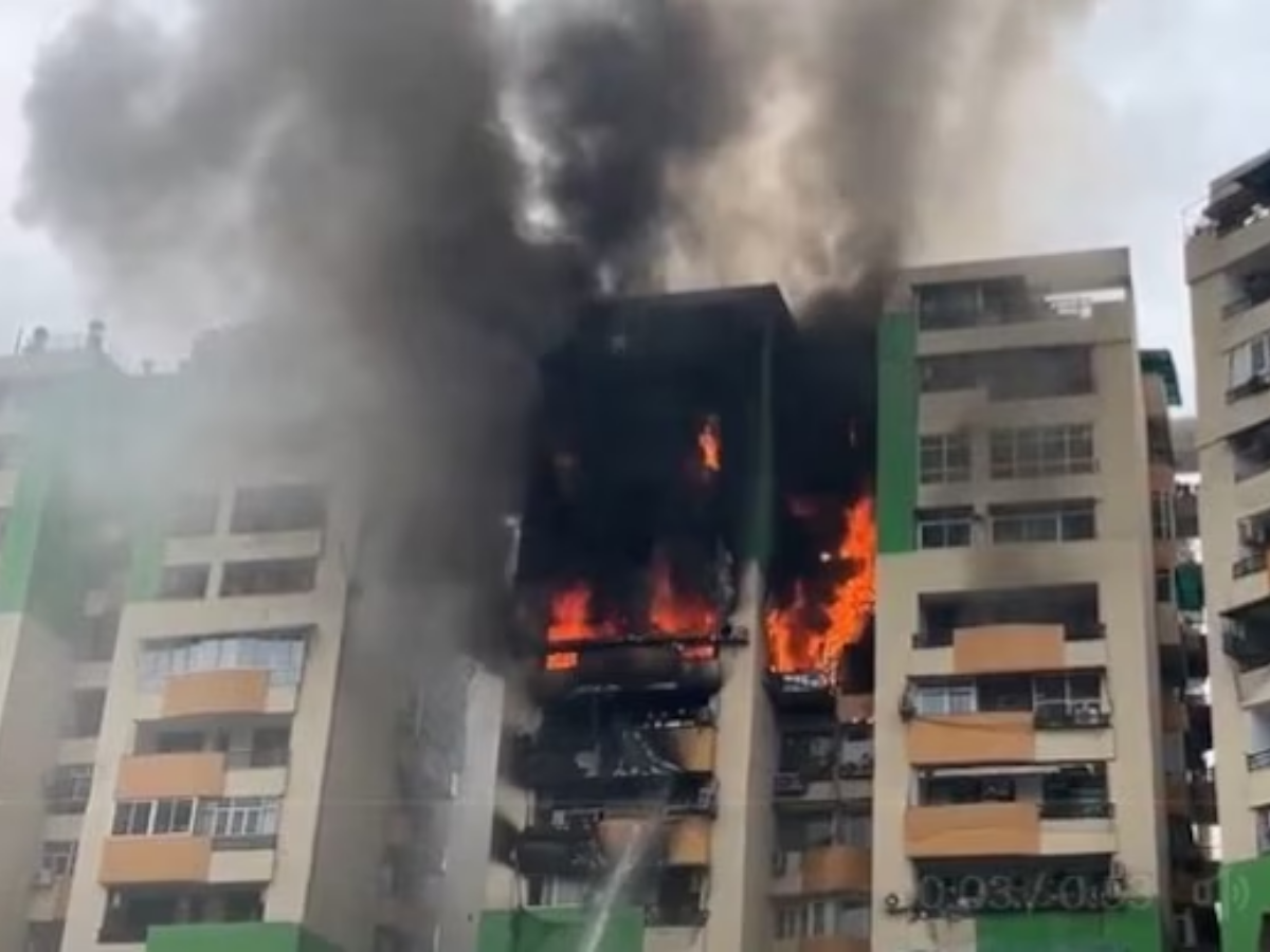 Ghaziabad Fire: गाजियाबाद के इंदिरापुरम में  गौर ग्रीन एवेन्यू सोसाइटी में लगी आग, कई फ़्लैट जलकर हुए राख, लोगों में दहशत
