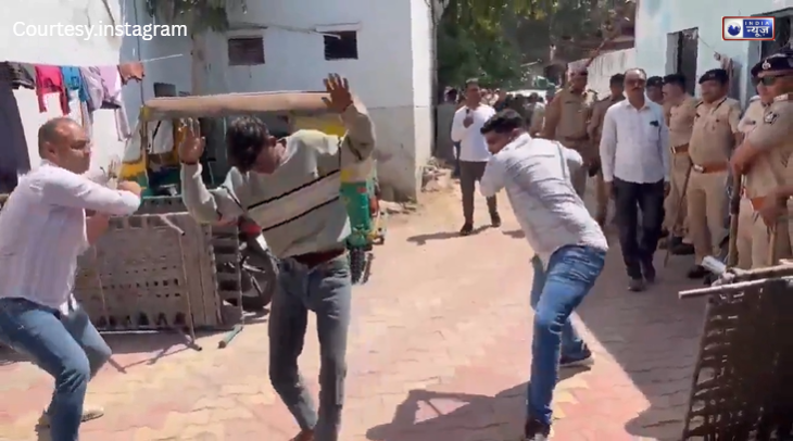 स्कूल के बाहर ‘मजनू’ की शामत, छात्राओं को परेशान कर रहे युवक की पुलिस ने की ‘सेवा’, देखें धुनाई का लाइव वीडियो!