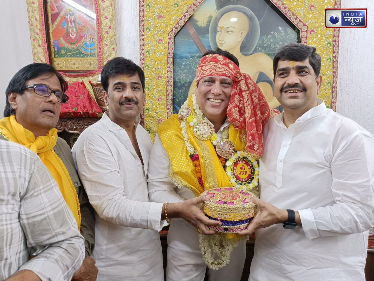 गोविंदा पहुंचे Banke Bihari Temple, एक झलक पाने को बेकाबू हुए भक्त और फैंस - Photo Gallery